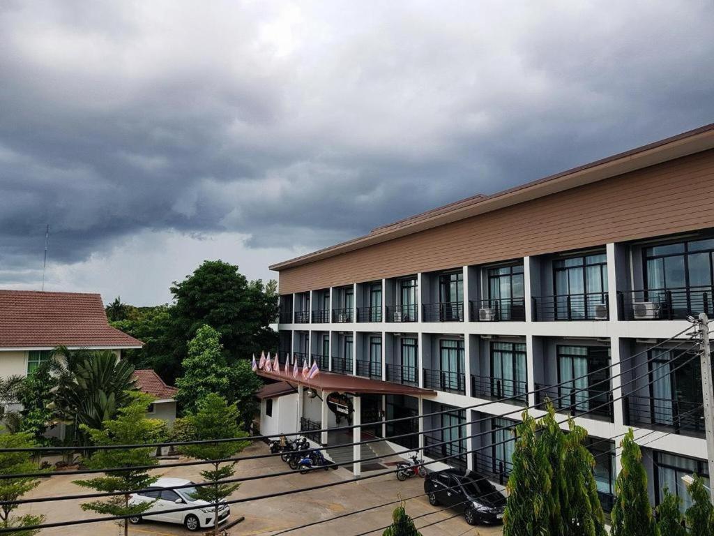 โรงแรมพรสิริ ศรีสะเกษ Sisaket ภายนอก รูปภาพ